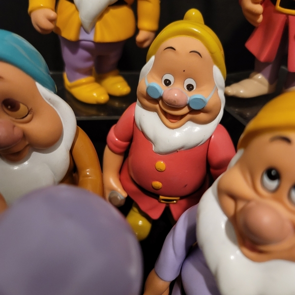 Vintage DISNEY Snow White 7 Dwarfs Rubber Figure 5"- 7" Posable Sleepy Dopey Doc - Picture 3 of 16